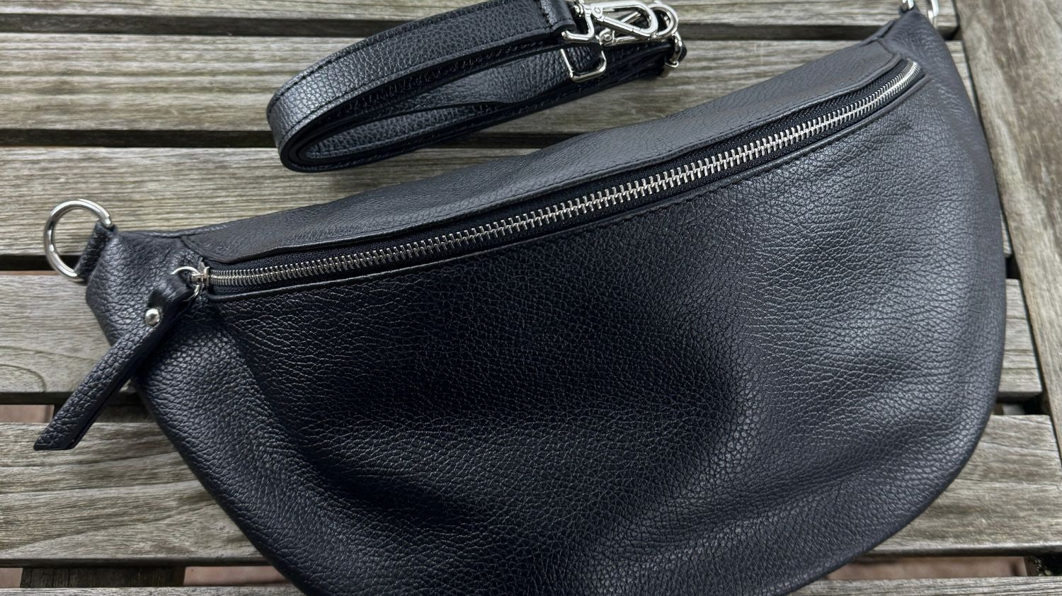 Entdecke das Upgrade unserer extra großen Bauchtasche