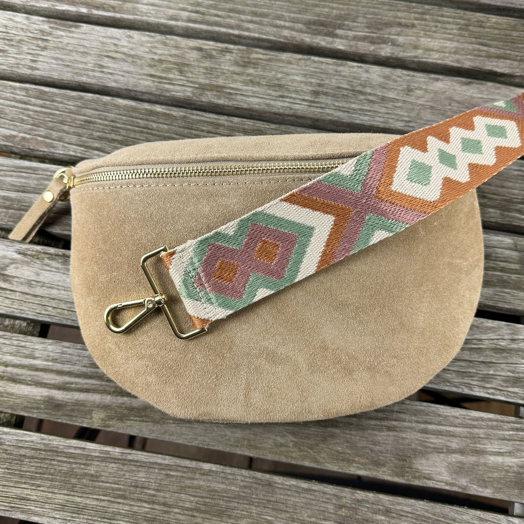 Taschengurt in den Farben Beige, Grün, Rost mit goldfarbenem Verschluss kombiniert mit taupefarbener Wildledertasche.