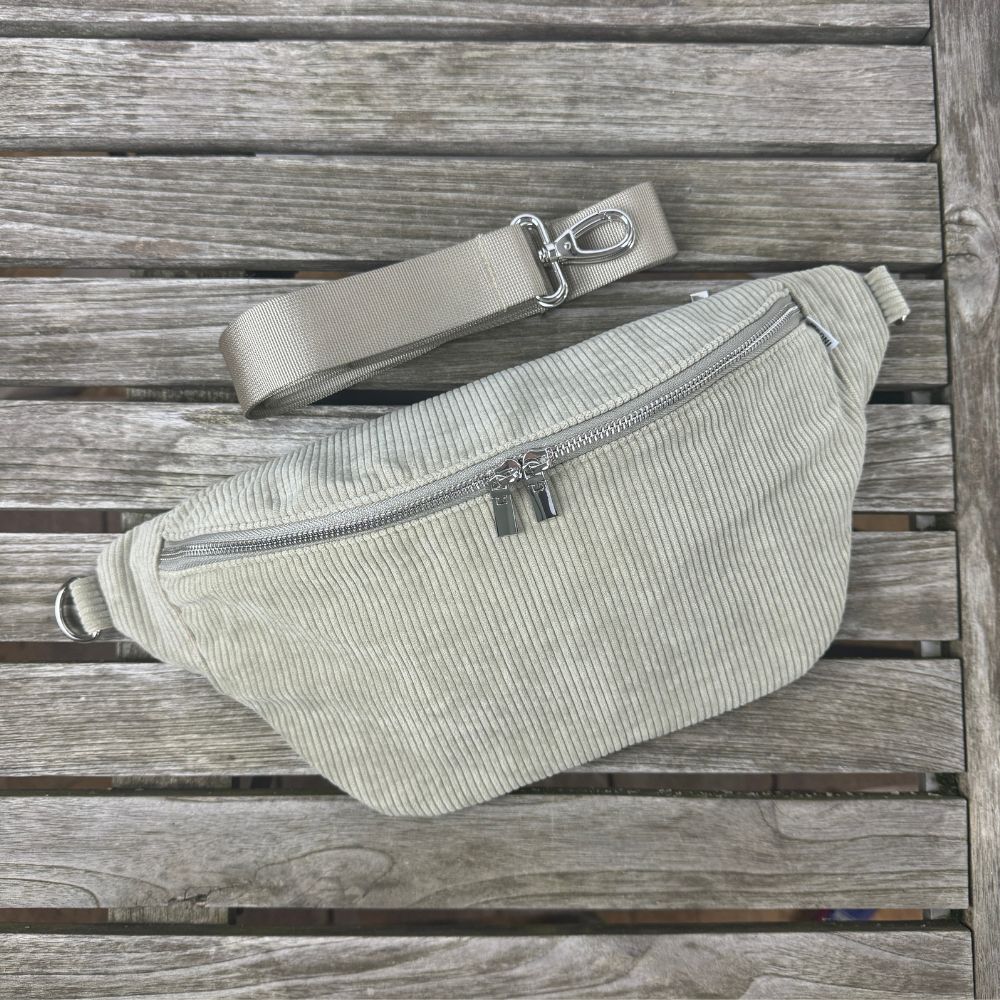 große Bauchtasche aus Cord in Grün