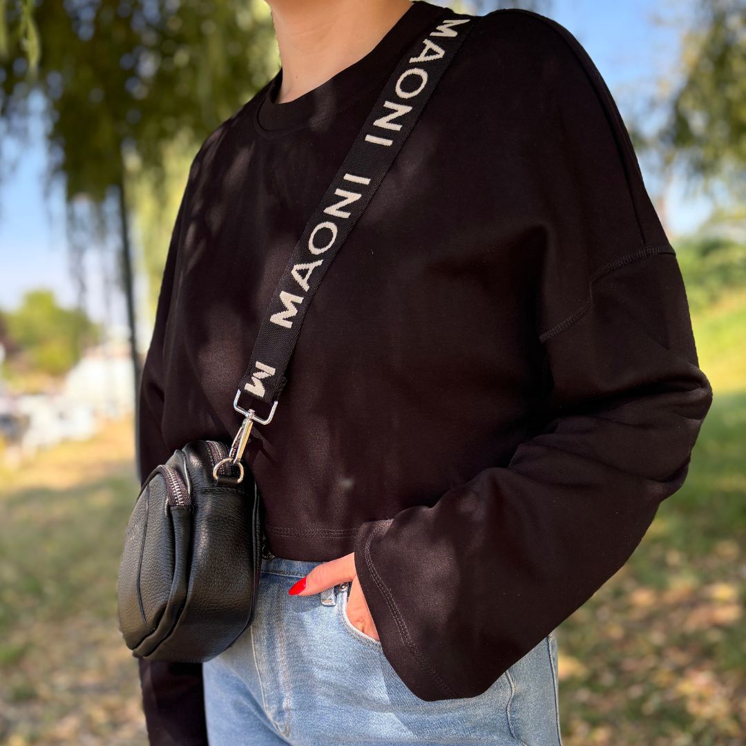 Detailansicht der schwarzen MAONI Crossbody-Tasche mit praktischem Frontfach.