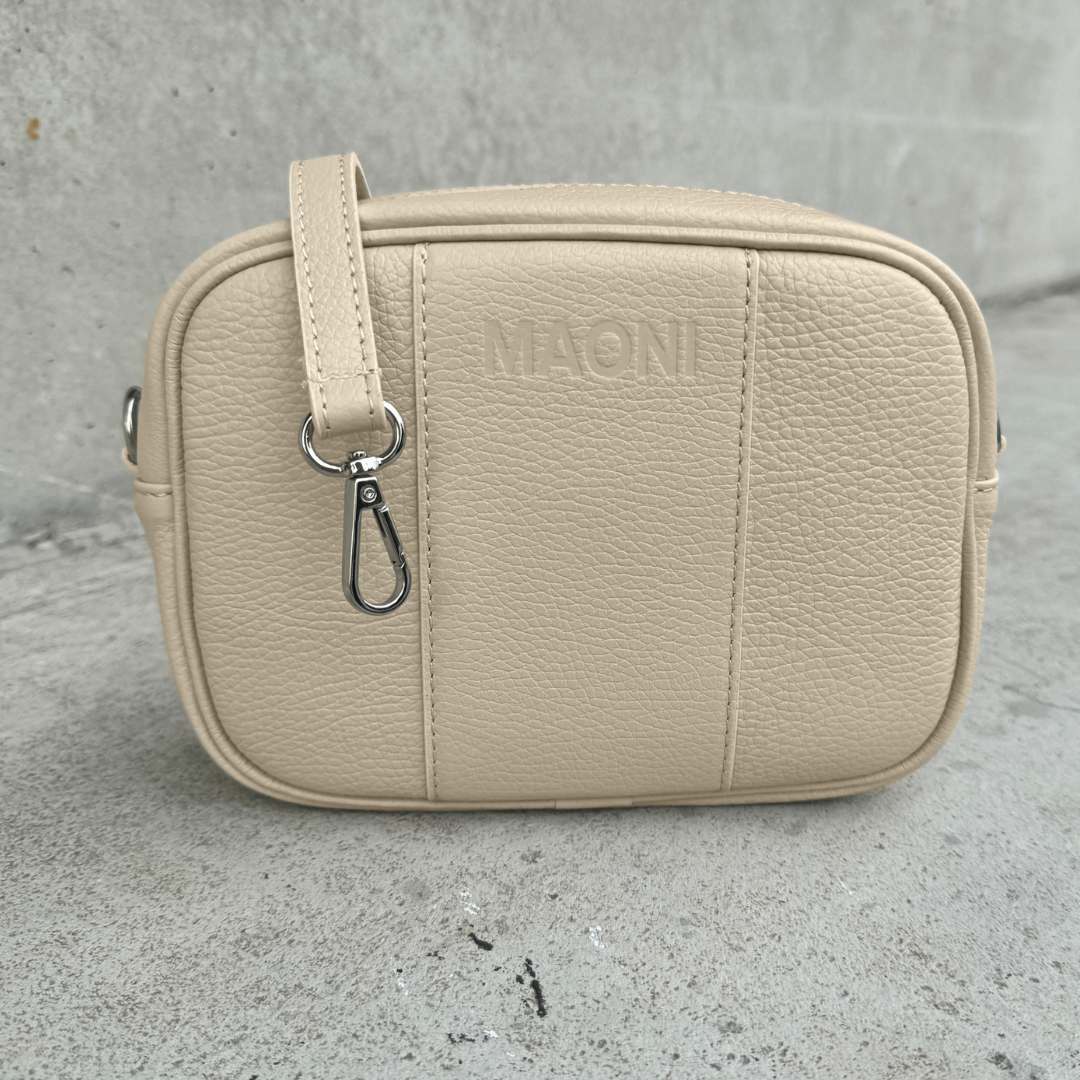 Hochwertige Ledertasche MAONI in der Farbe Taupe mit austauschbaren Schultergurt – klassisch, zeitlos, elegant.