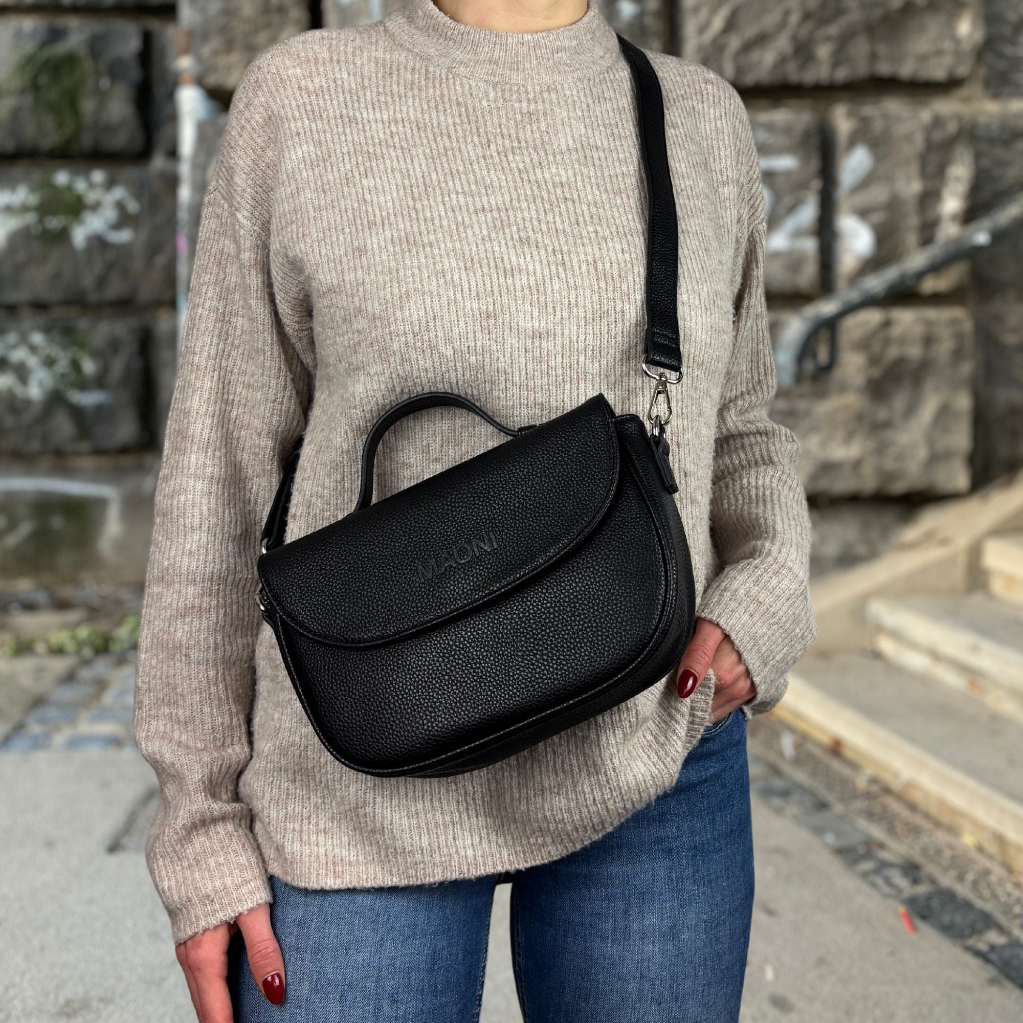 schwarze halfmoon Tasche mit silberfarbenem Verschluss