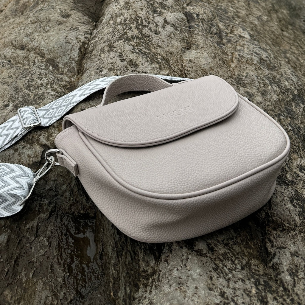 Graue Halfmoon Tasche mit gezacktem Gurt MAONI