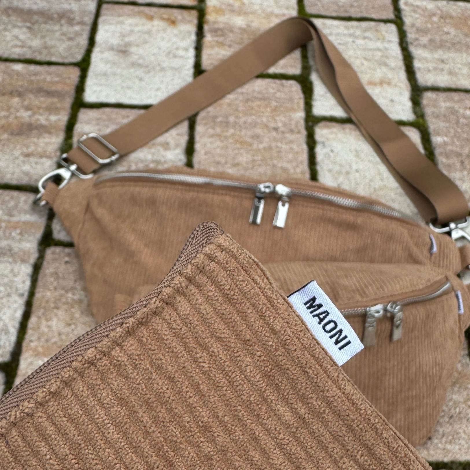 Nahaufnahme von Cord Etui, im Hintergrund Cord Bauchtasche