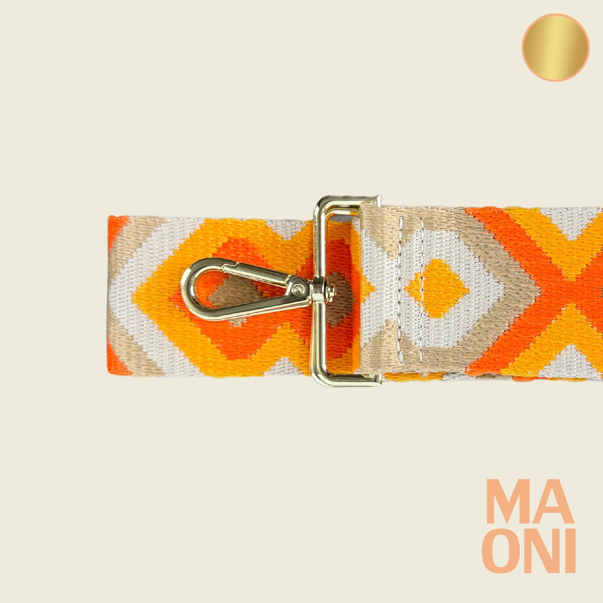 Gurte in Orange und Taupe mit goldfarbenem Verschluss, elegant auf beigem ausgeschnittenem Hintergrund präsentiert.