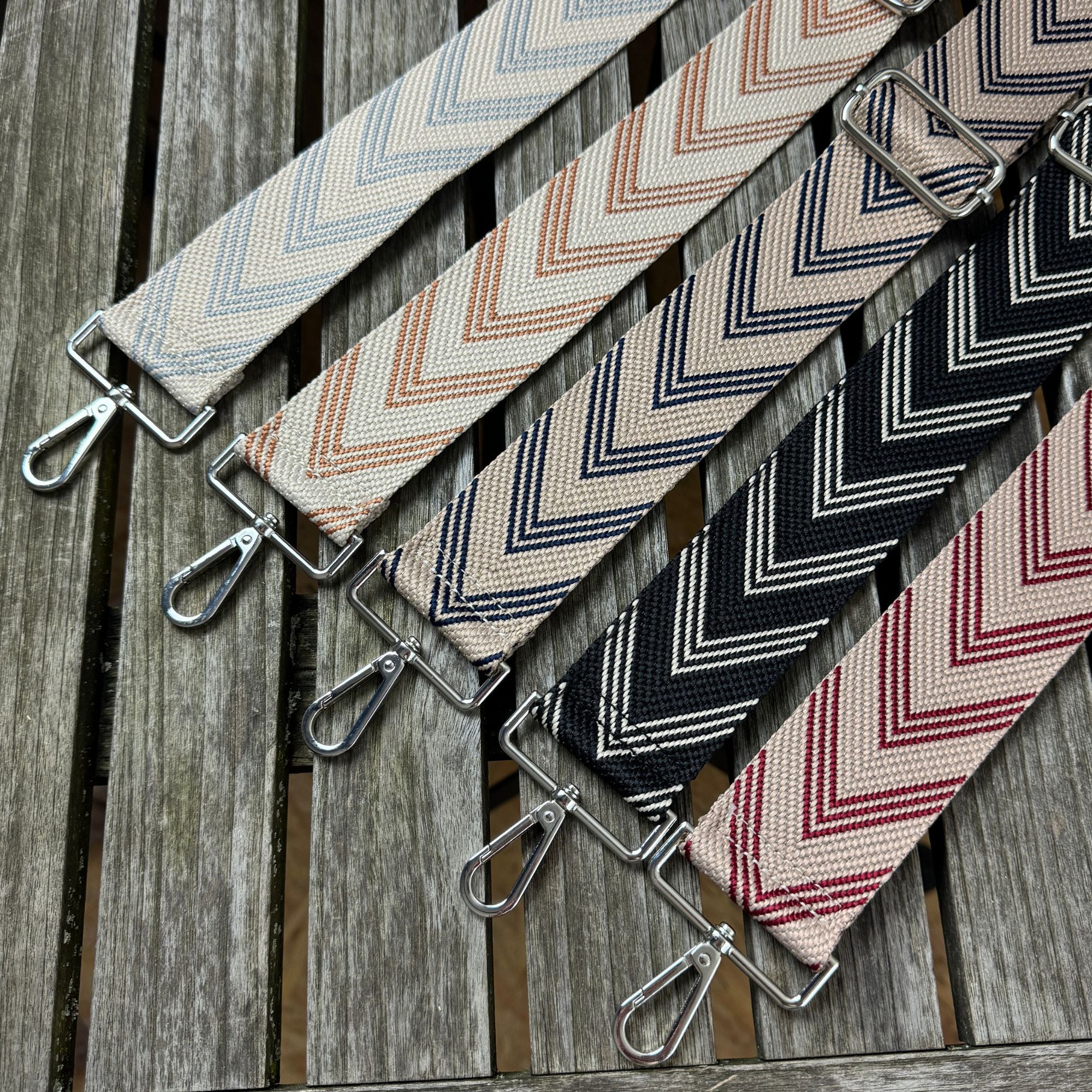 fünf Taschenriemen in den Farben grau, cognac, blau, schwarz und rot