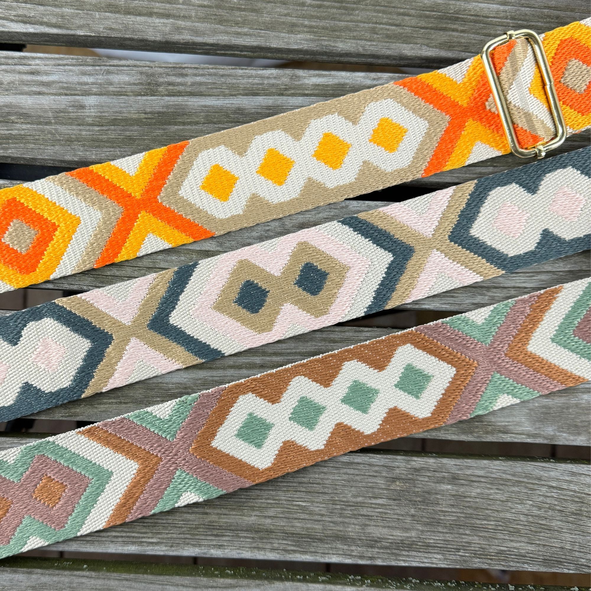 Gurtband des gemusterten Gurts in drei verschiedenen Farben, sorgfältig auf dem Tisch ausgebreitet.