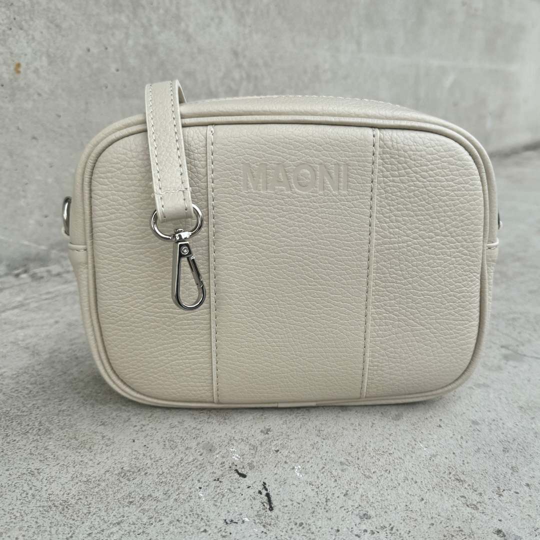 Echtleder Crossbody-Tasche MAONI in beige mit passendem, einfarbigem Leder-Schultergurt.