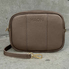 crossbody Tasche MAONI mit auswechselbaren Gurt und goldfarbenem Verschluss in der Farbe Dunkeltaupe
