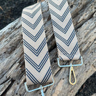 dunkelblauer taschengurt mit silberner Hardware