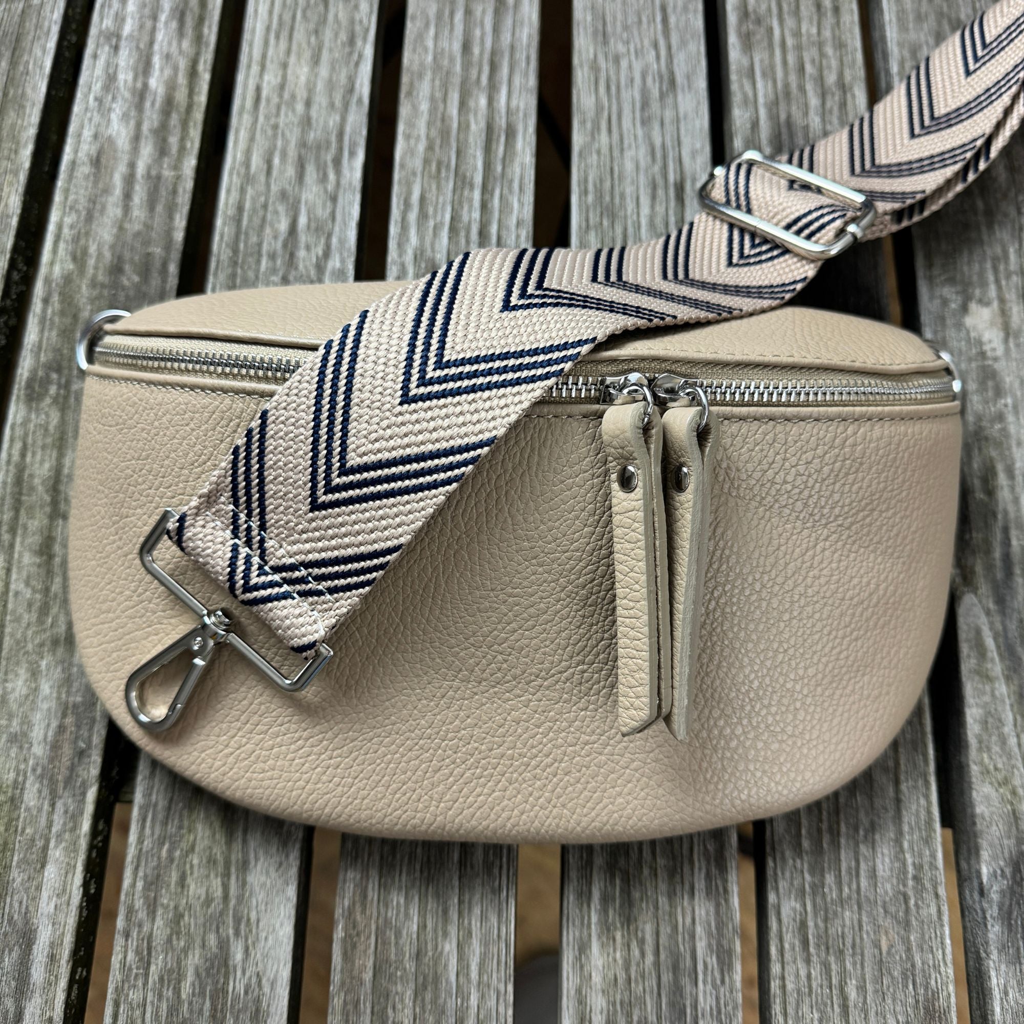 MAONI Taschengurt in den Farben blau taupe mit mittelgroßer Bauchtasche aus Leder