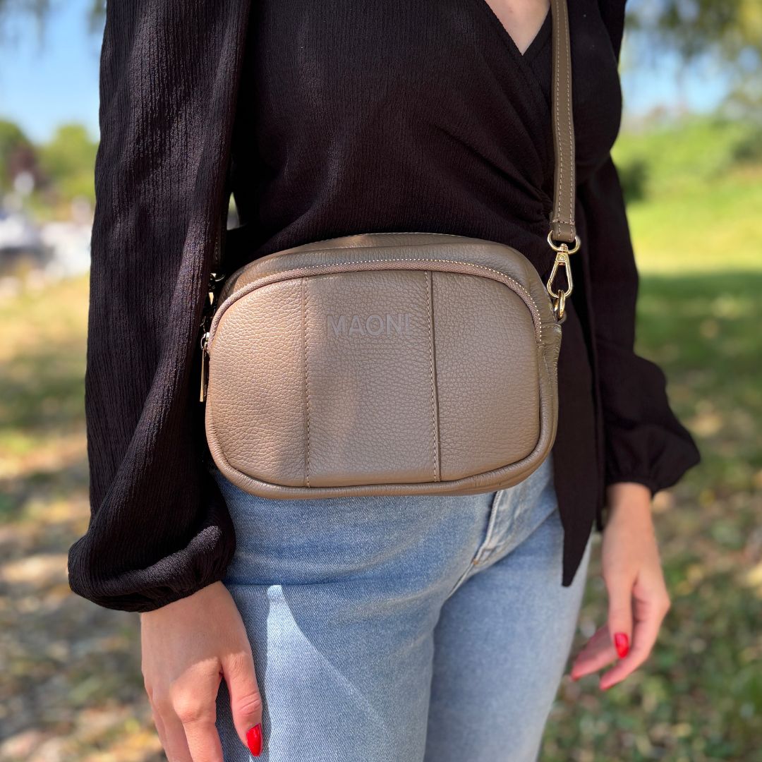 Damen-Crossbody-Tasche in dunklem Taupe-Ton – elegant und alltagstauglich getragen