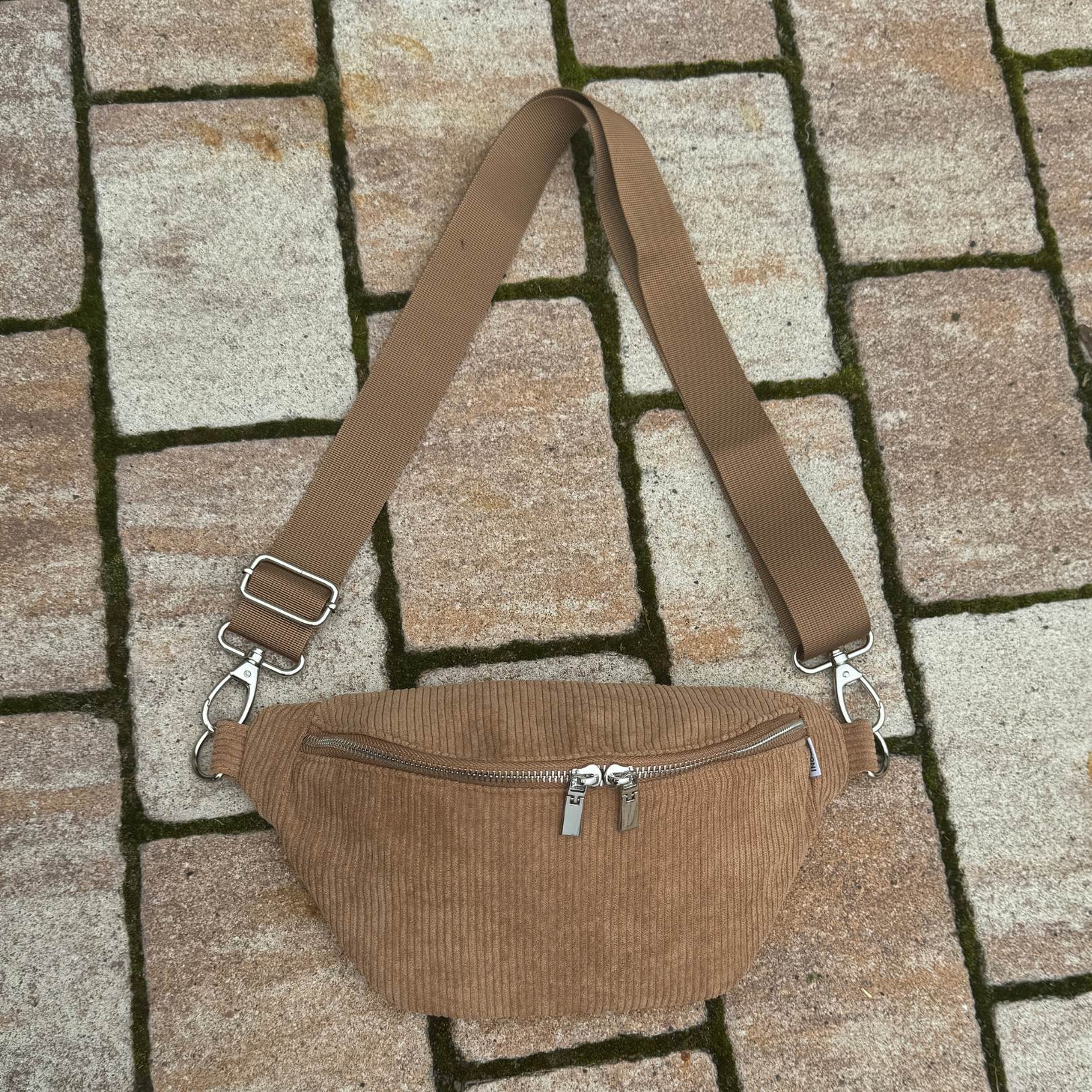 kleine Cord Bauchtasche in braun