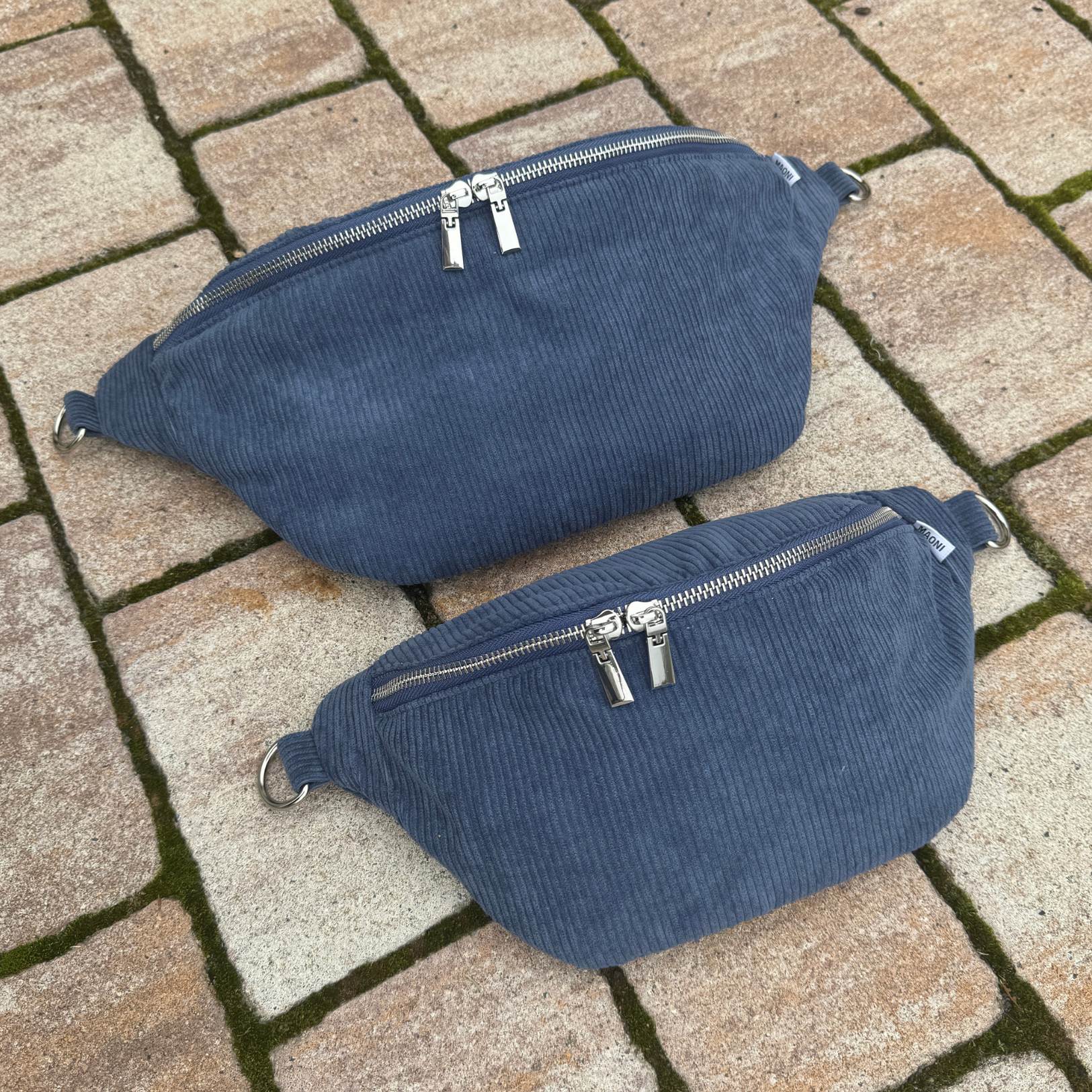 blaue Cord Bauchtasche in zwei verschiedenen großen, oben groß unten klein