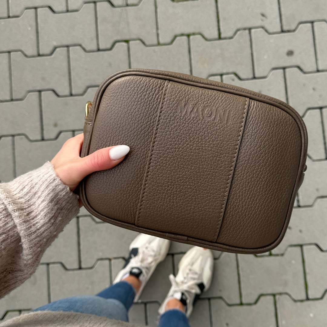MAONI Crossbody-Tasche in dunklem Taupe mit edlem Verschluss und praktischem, auswechselbarem Schulterriemen.