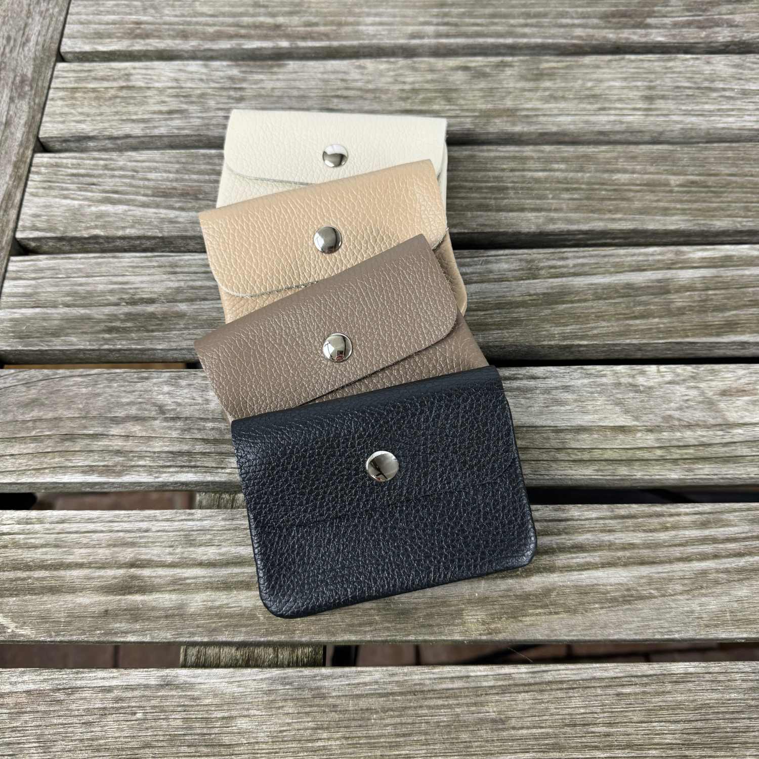 kleine Ledergeldbörse für kleine Taschen in den Farben beige, taupe, dunkeltaupe und schwarz