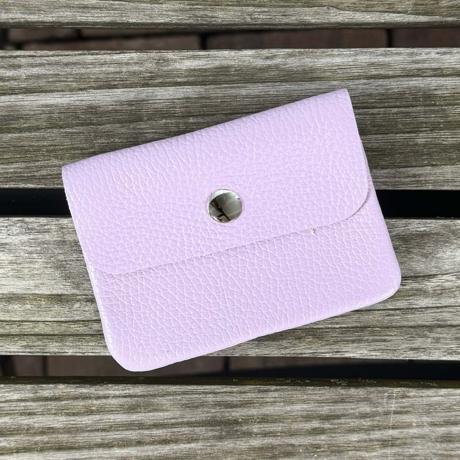 lilafarbene Geldbörse aus Leder für kleine Taschen