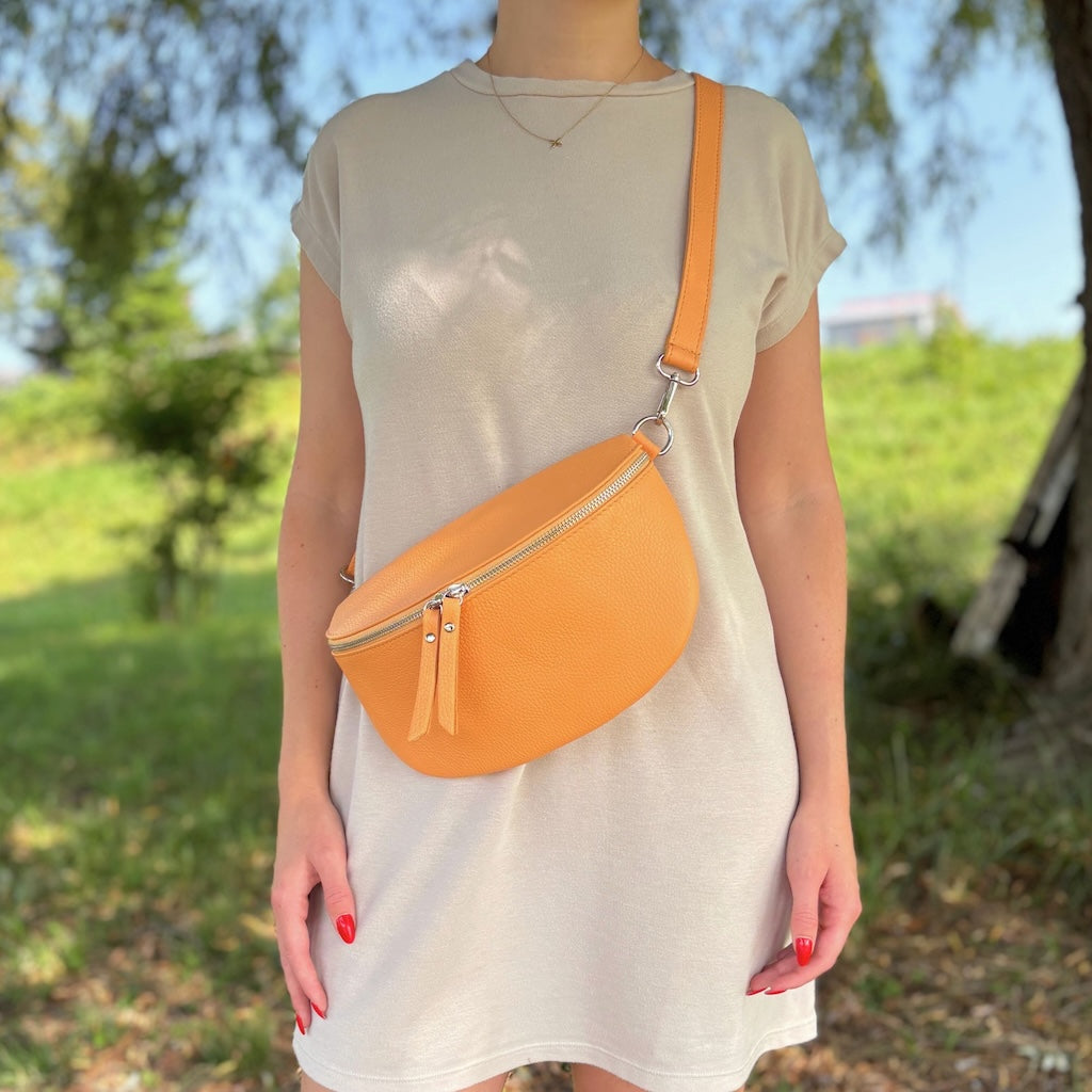 Pfirsichfarbene Bauchtasche mit schmalem Gurt – dezent und feminin über Crossbody getragen