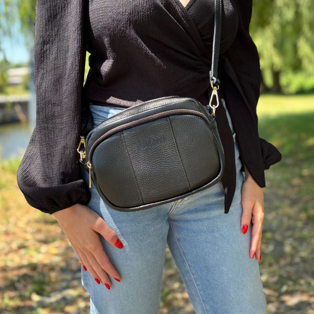 Schwarze Crossbody-Tasche mit elegantem goldenem Verschluss – zeitloses Accessoire für Alltag und Abend