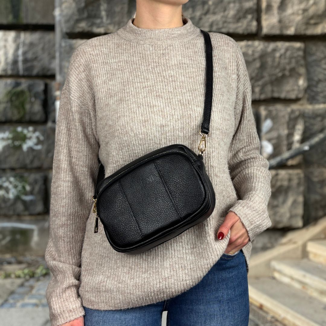 Schwarze Crossbody Tasche aus Leder mit gold Verschluss
