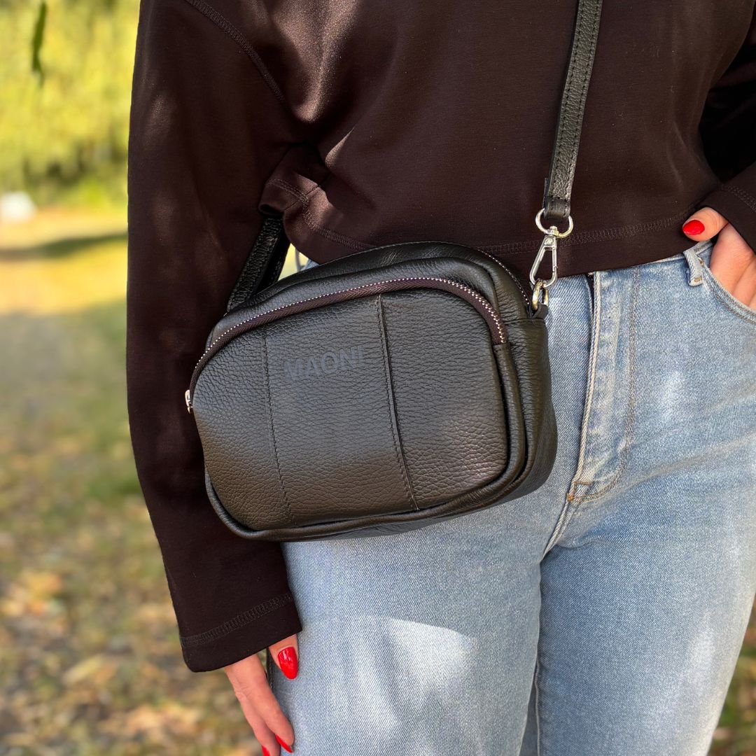 schwarze Damenhandtasche Crossbody getragen von Frau