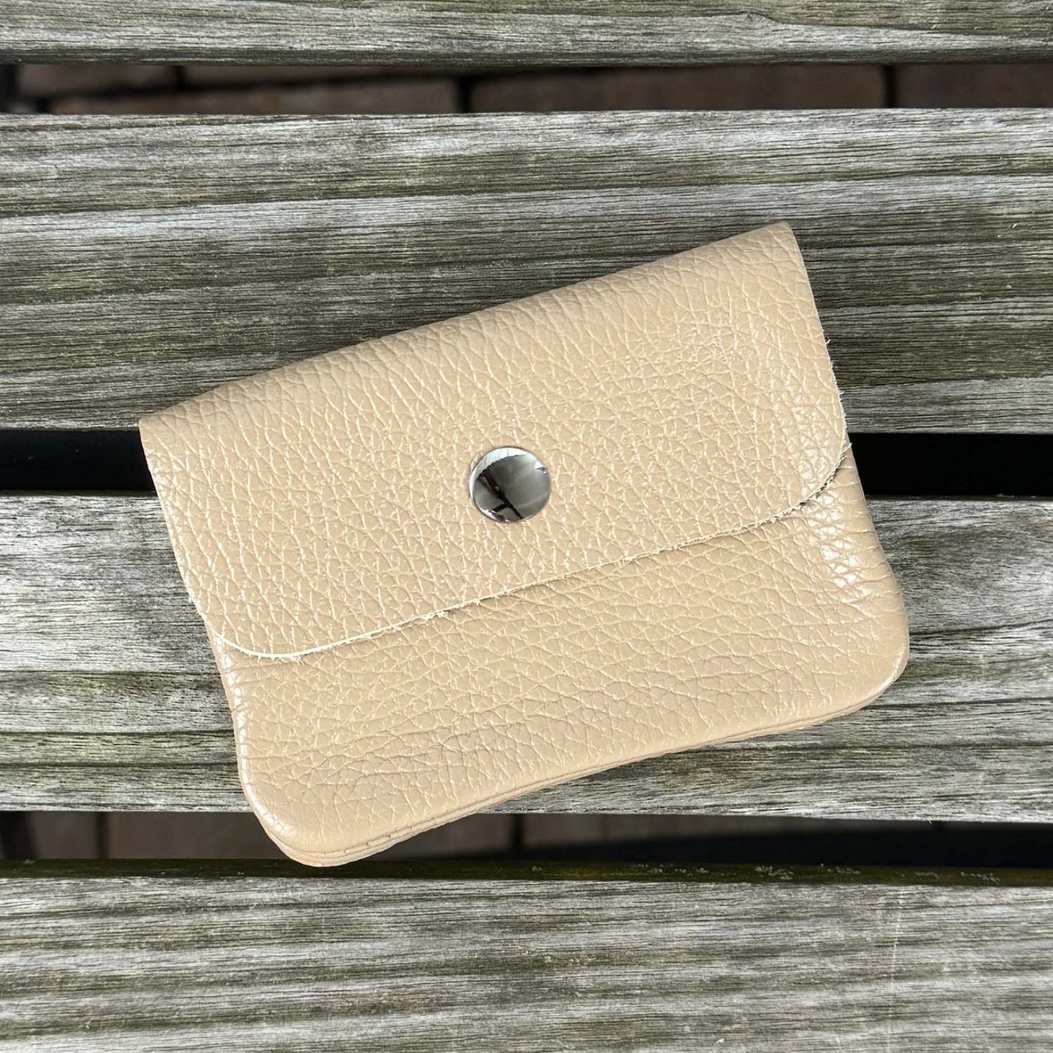 Geldbörse aus Leder in der Farbe Taupe