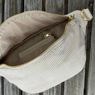 Stylische Cord-Bauchtasche geöffnet mit Sicht auf Einsteckfach mit Cord-Etui.