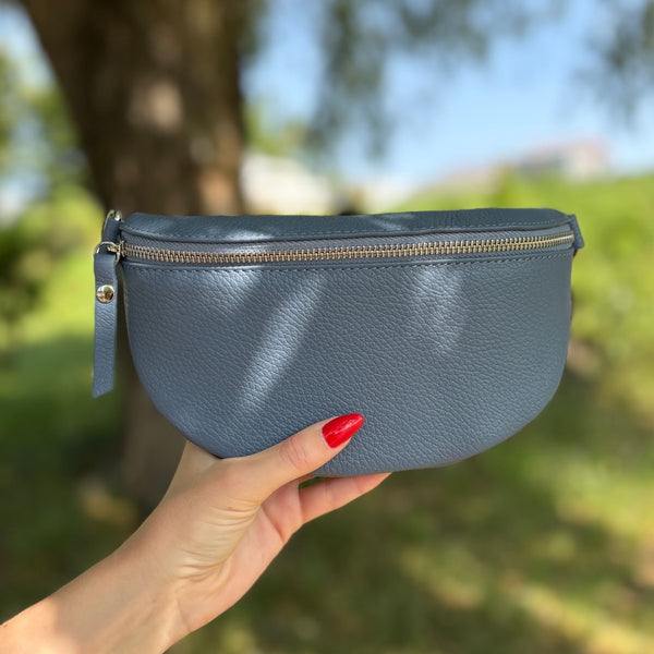 Nahaufnahme von Blauer Bauchtasche in Natur