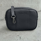 Crossbody-Tasche MAONI – Farbe Schwarz, mit silberfarbenem Verschluss und austauschbaren Ledergurt.