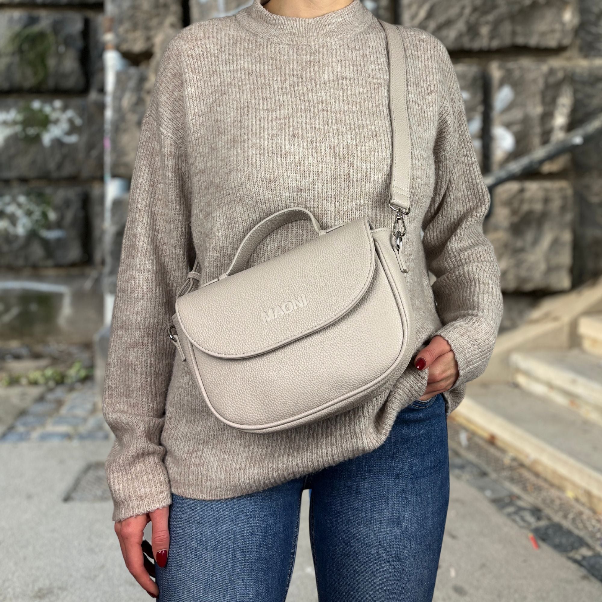 Frau trägt Halfmoon Tasche in der Farbe Grau
