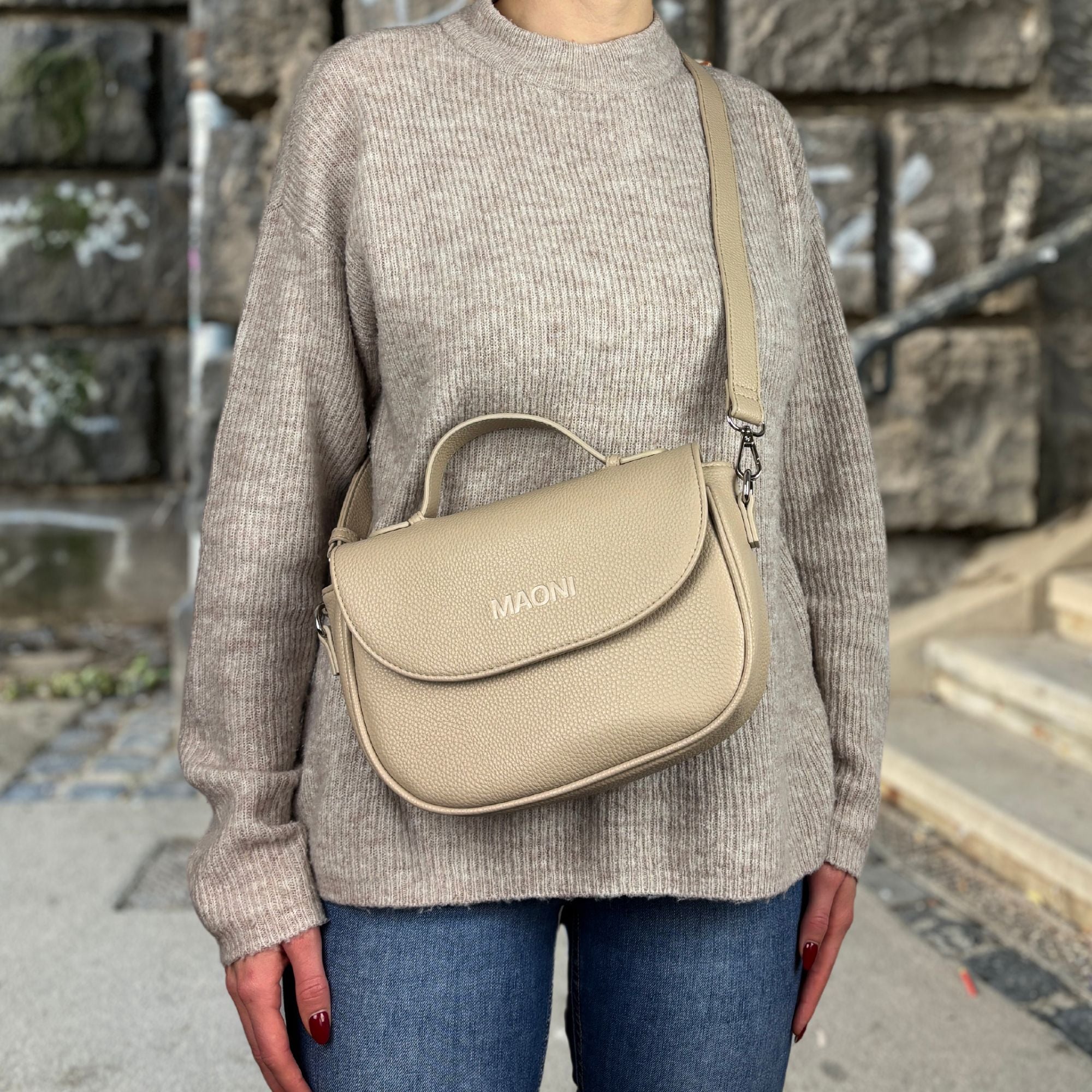 Frau trägt Half Moon Bag in der Farbe taupe