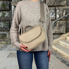 halfmoon Bag in Taupe mit rosa Gurt