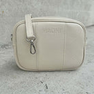 Echtleder Crossbody-Tasche MAONI in beige mit passendem, einfarbigem Leder-Schultergurt.