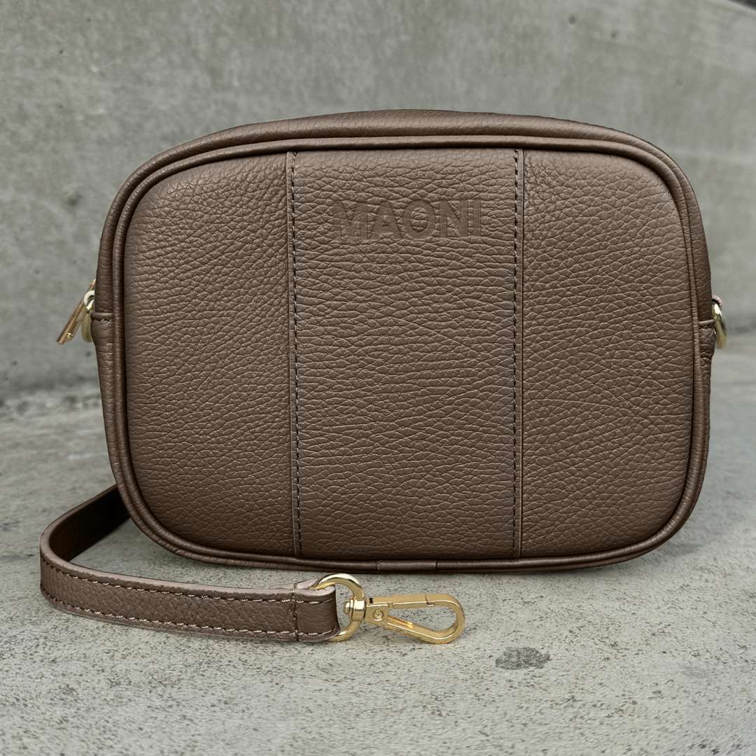 crossbody Tasche MAONI mit auswechselbaren Gurt und goldfarbenem Verschluss in der Farbe Dunkeltaupe