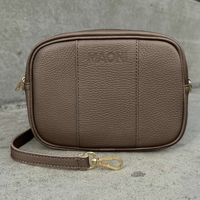crossbody Tasche MAONI mit auswechselbaren Gurt und goldfarbenem Verschluss in der Farbe Dunkeltaupe