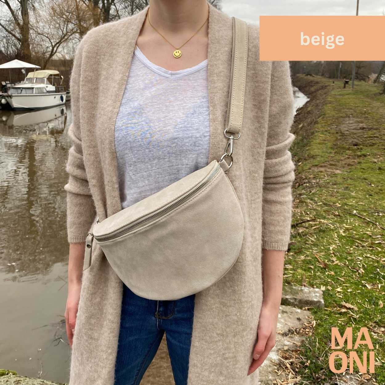 sac banane en daim grand beige porté