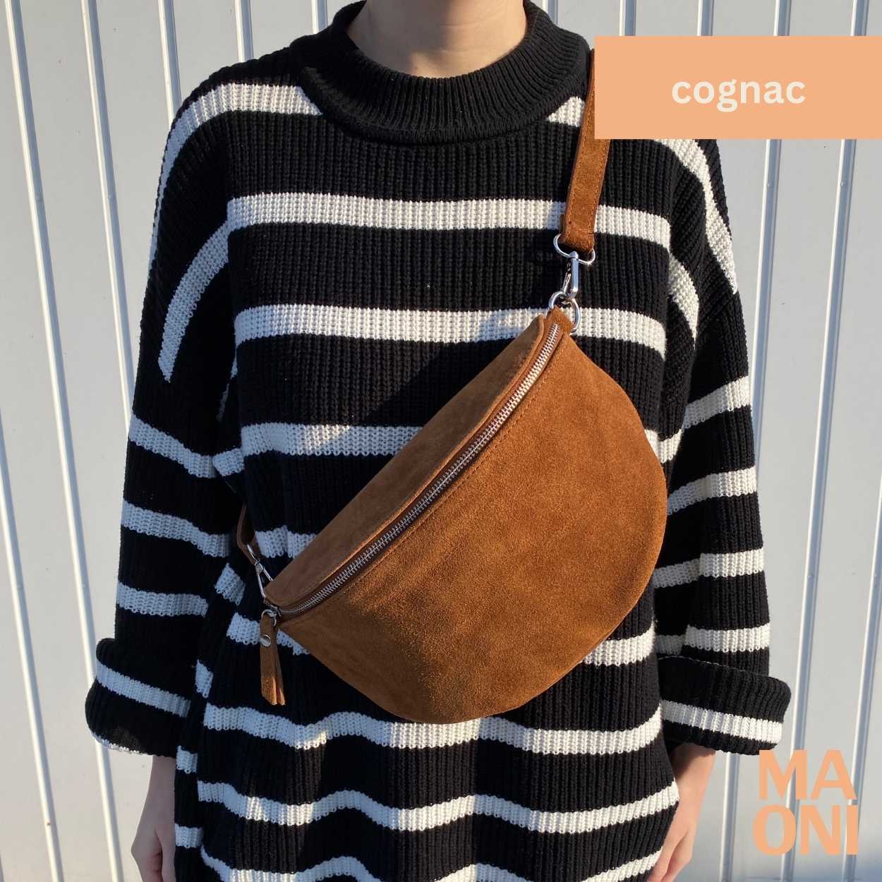 sac banane en daim grand cognac porté