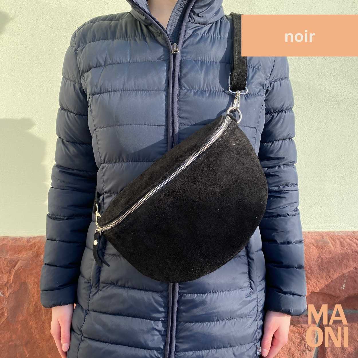 sac banane en daim grand noir porté