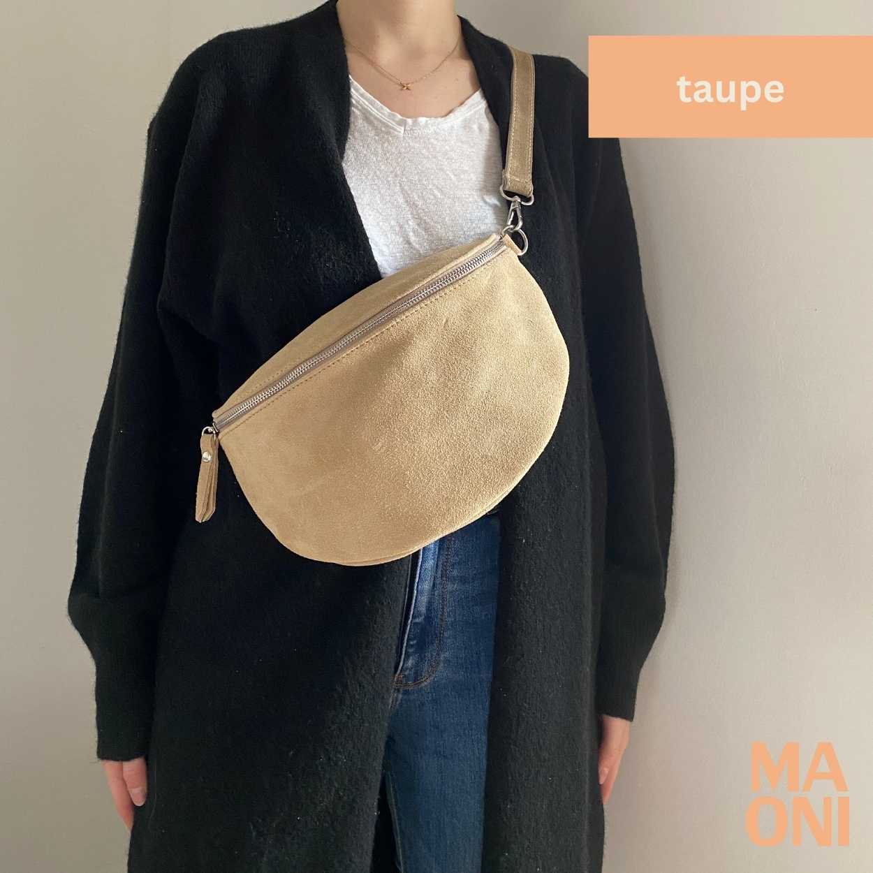 sac banane en daim grand taupe porté