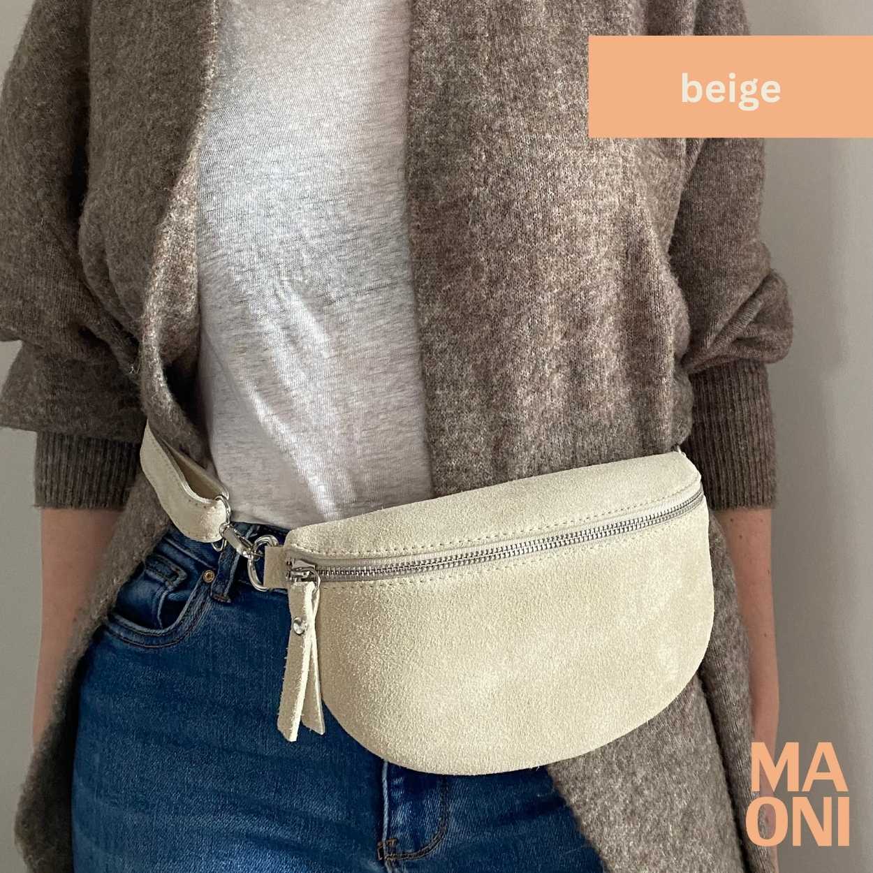 sac banane en daim petit beige porté