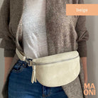 sac banane en daim petit beige porté