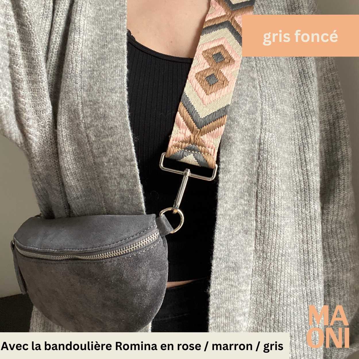 sac banane en daim petit gris foncé porté avec la bandoulière Romina en rose / marron  / gris