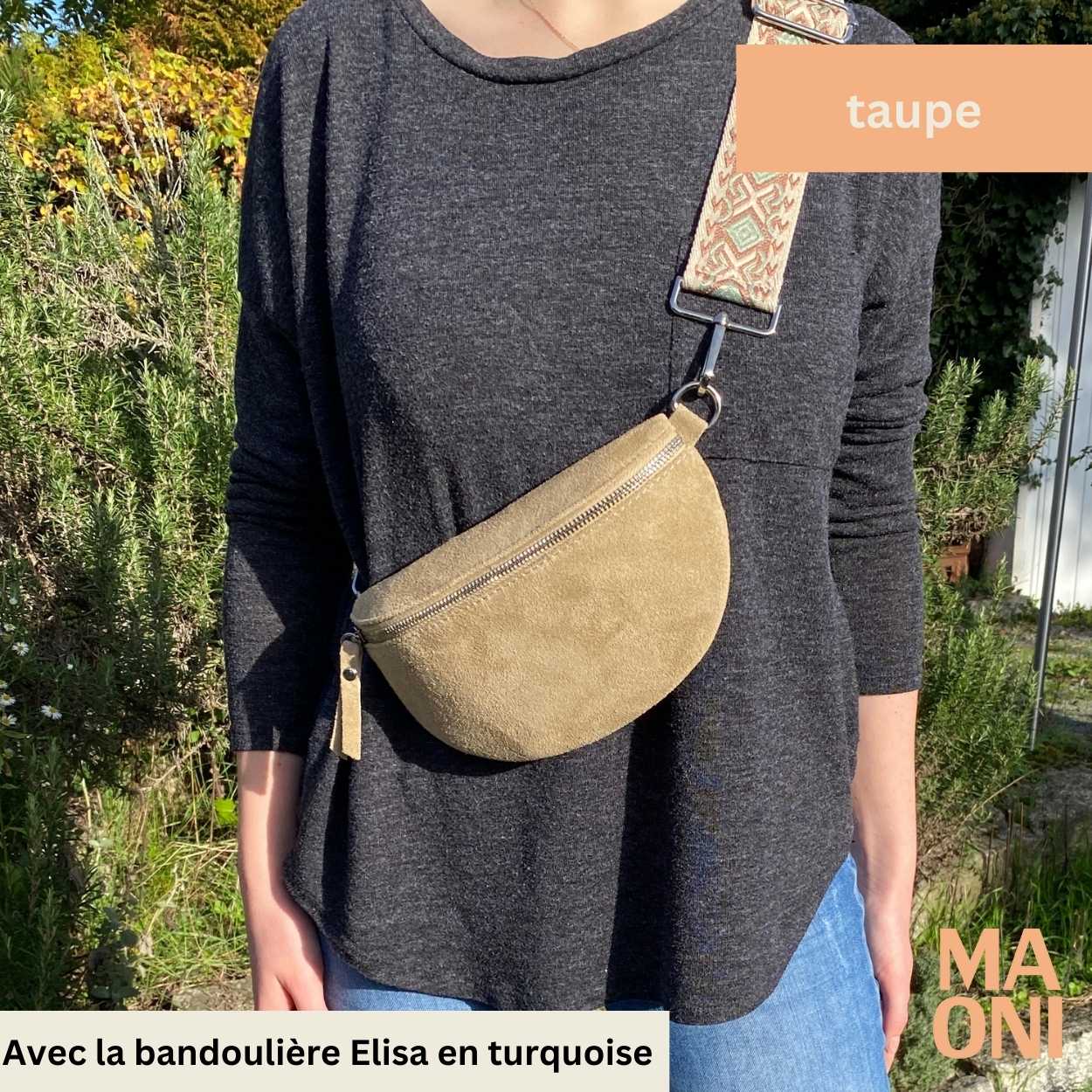 sac banane en daim petit taupe porté avec la bandoulière Elisa en turquoise
