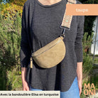 sac banane en daim petit taupe porté avec la bandoulière Elisa en turquoise